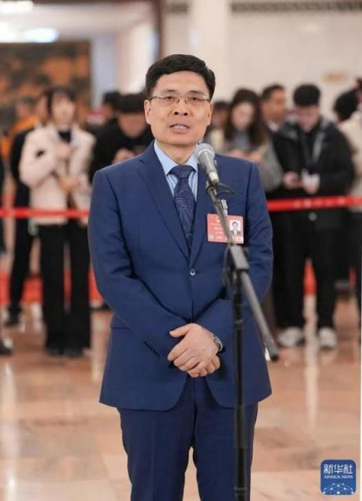 全國(guó)人大代表周云杰：要么與AI同進(jìn)化，要么被AI邊緣化